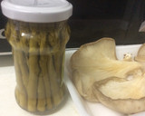Foto del paso 1 de la receta: Revuelto de patatas, espárragos y setas ostra 🥔🍄