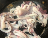 Foto del paso 7 de la receta: Potaje de garbanzos con calamares 🦑 y almejas