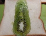 Foto langkah ke 5 dari resep Sandwich Buah Ceria.