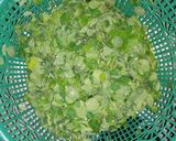Foto langkah ke 1 dari resep Sayur Oyong Daun Kelor.