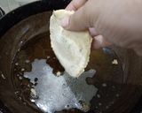 A picture of step 7 of Aloo puri.