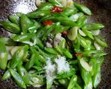 Foto langkah ke 4 dari resep Tumis Buncis Lada Putih.