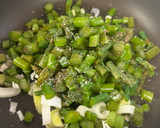 Foto del paso 3 de la receta: Arroz blanco salteado con espárragos trigueros