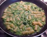 Foto del passaggio 5 della ricetta Mezzi rigatoni con broccoletti verdi e ragù bianco di tastasale
