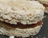 Foto del paso 5 de la receta: Alfajores veganos de bagazo de maní y guayabada
