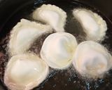 Foto del paso 3 de la receta: Empanadas fritas de muzzarella, cebolla y ciruelas