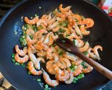 Foto del paso 3 de la receta: Linguini de Semolino con salsa de langostinos