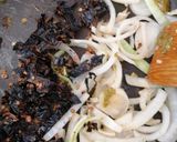 Foto del paso 2 de la receta: Huevitos pochados sobre nopales al chile pasilla