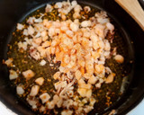 Foto del paso 2 de la receta: Chipirones rellenos de jamón y gambas en salsa