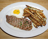Foto del paso 3 de la receta: BISTEC CON HUEVO FRITO Y PAPAS HORNEADAS CON CHAQUETA. JON STYLE