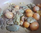 Hình bước làm 1 của món Lòng gà trứng gà non xào hành tây
