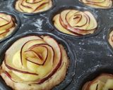 Foto del passaggio 5 della ricetta Roselline di pasta frolla con mele e crema pasticcera