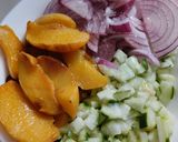 Foto del paso 4 de la receta: Ensalada🥗de duraznos🍑, pepino y cebolla morada🧅🍑🥙