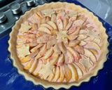 Une image de l'étape 10 de Tarte aux pommes et pralines roses.