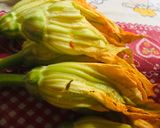 Foto del passaggio 2 della ricetta Barchette di Fiori di Zucca alle mandorle e pancetta