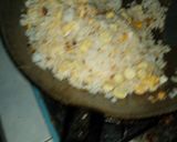 รูปขั้นตอนการทำที่ 5 ของ ข้าวผัดไส้กรอกน่องไก่ทอด