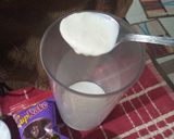 A picture of step 3 of Brownie shake.