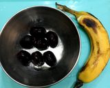 A picture of step 1 of Banana and jaman slush 🍌🍌🫐.