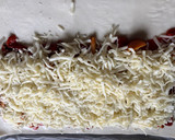 Foto del paso 2 de la receta: Hojaldre de pimientos asados al ajillo, setas y quesos, con top de pimentón dulce y chía