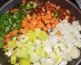 Foto del paso 1 de la receta: Sofrito de verduras🥕🌶🥒