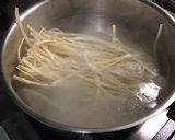 Une image de l'étape 2 de Tagliatelles au saumon, oignon rouge et vodka.
