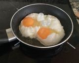 Foto del paso 3 de la receta: Huevos rotos o estrellados