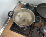 Foto del paso 5 de la receta: Pollo con salsa de pasas y manzana