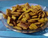 તીખા શક્કરપારા (Tikha Shakkarpara Recipe In Gujarati) રેસીપી સ્ટેપ2ફોટો