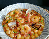 Foto del paso 15 de la receta: Garbanzos con langostinos, almejas y jamón