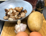 Foto del paso 1 de la receta: Huevos rotos con jamón ibérico, boletus y un toque de trufa