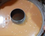 Foto langkah ke 9 dari resep Bolu Karamel atau Bolu Sarang Semut.