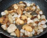 Foto del paso 2 de la receta: Gulas con setas y gambas