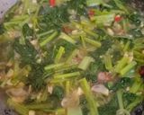 Foto langkah ke 3 dari resep Tumis Sawi Hijau Simpel.