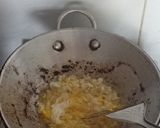 Foto langkah ke 5 dari resep Mie Telur Ayam Tumis Sederhana.