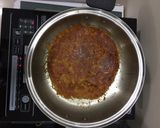 A picture of step 4 of Maggi pizza.