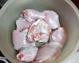 Foto del paso 1 de la receta: Pollo cocido y embarrado al horno con papas asadas