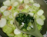 Foto langkah ke 5 dari resep Sop Bening Oyong Wortel Bakso.