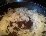 Foto del paso 3 de la receta: Arepitas🍘 con espinacas🌿, queso🧀y cerdo asado🥩.
