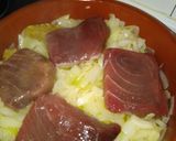 Foto del paso 2 de la receta Lomos de atún encebollado en salsa de piquillos