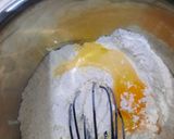 Foto langkah ke 3 dari resep Bolu Kukus Pisang Mekar Tanpa Mixer.