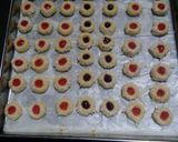 Foto langkah ke 5 dari resep Crunchy Strawberry Cheese Thumbprint Cookies💟.