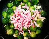 Foto del paso 3 de la receta: Coles de bruselas salteadas con ajito y bacon