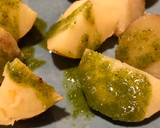 Foto del paso 4 de la receta: Pulpo a la brasa con papas con mojo verde
