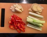 A picture of step 1 of 3 cups chicken (三杯雞).