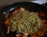 Foto del paso 2 de la receta: Pasta con salsa de pollo, pesto y cebolla