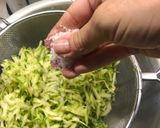 A picture of step 2 of Strapatsada with Zucchini.