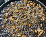 Foto del paso 8 de la receta: Arroz negro con sepia y calamar