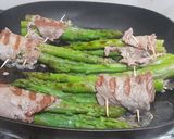 Foto del paso 2 de la receta: Espárragos en churrasco con huevo pochado