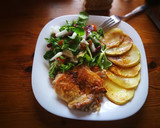 Foto del paso 2 de la receta: Contramuslo de pollo con patatas y ensalada - muy fácil