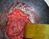 Foto langkah ke 1 dari resep Strawberry yakult milk.